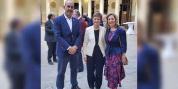 Dr. Claudio Ruff junto a las rectoras María Vicenta Mestre y Kithy Gaona de la Universidad de Valencia y Autónoma de Asunción, respectivamente.